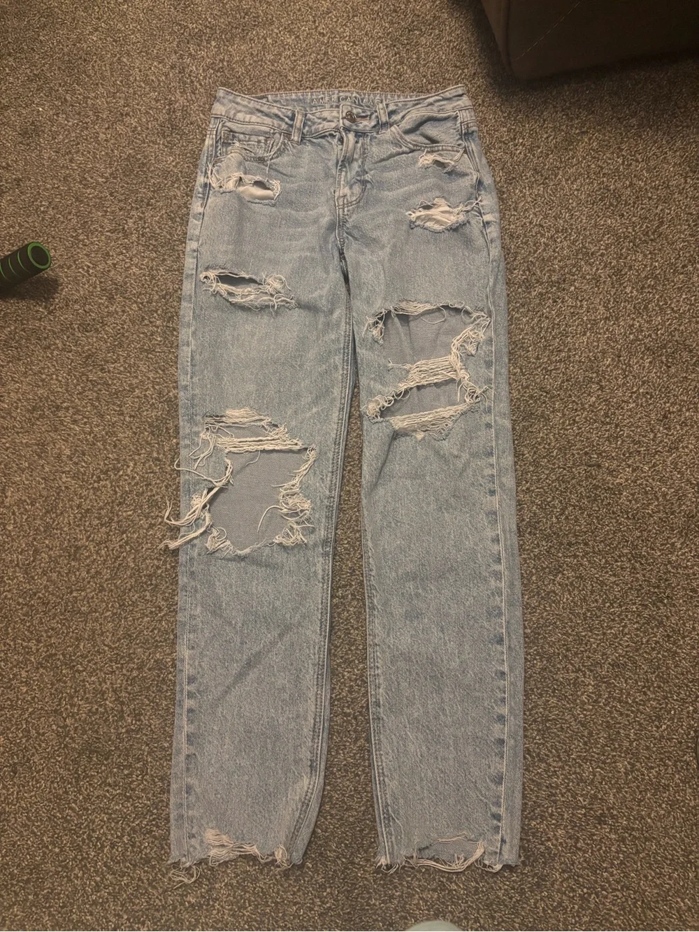 American Eagle Strigid light wash ripped denim mom jean, size 4